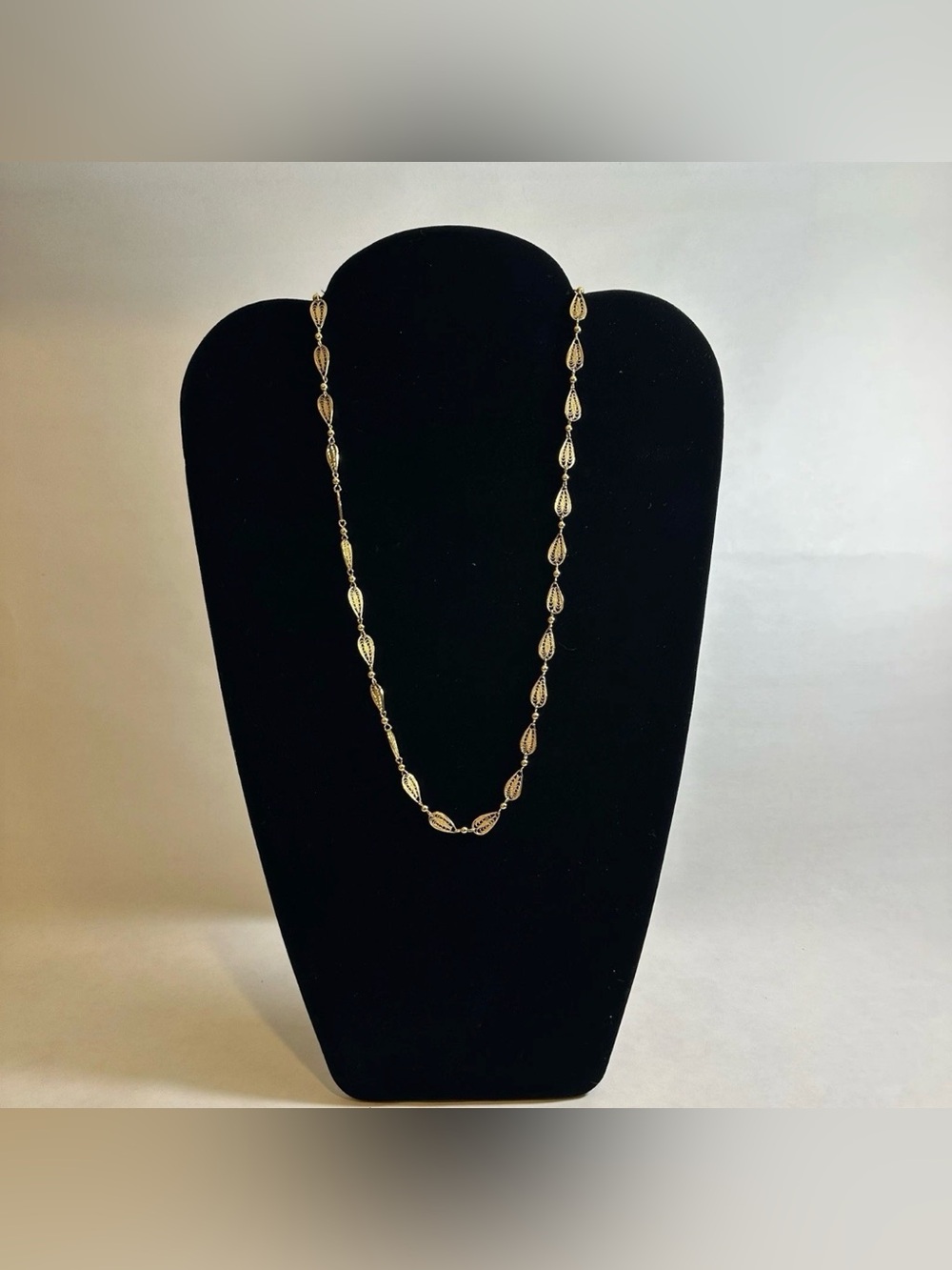 Vintage 80s Trifari Gold Tone 24in Oval Teardrop Filigree Link Chain Necklace